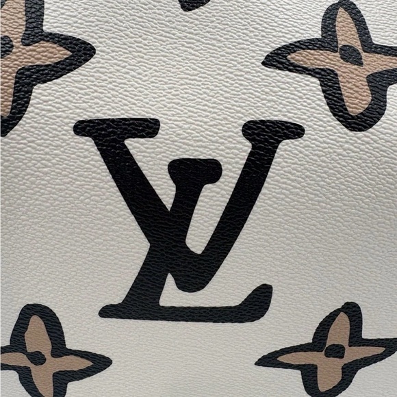 Louis Vuitton Wild at Heart Cream Neverfull Leather Tote MM Made in Paris France - Picture 5 of 16